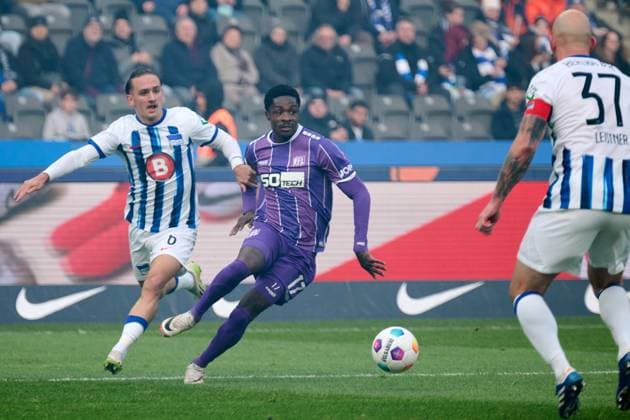 Christian Conthe Vfl Osnabrueck, 17 , Toni Leistner Hertha BSC, 37 GER, Hertha BSC vs Vfl Osnabrueck, Soccer Men, 2 Bundesliga, Season 2023 2024, Matchday 17, 16 12 2023 DFL REGULATES PROHIBIT ANY USE OF PHOTOGRAPHS AS IMAGE SEQUENCES AND OR QUASI VIDEO GER, Hertha BSC vs Vfl Osnabrueck, Soccer men, 2 Bundesliga, Season 2023 2024, 17 Matchday, 16 12 2023 Berlin Copyright: xEibner-Pressefotox xClaudiusxRauchx EP_CRH