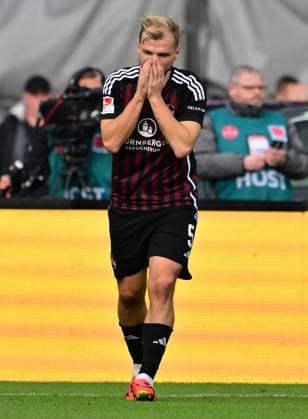 16 12 2023 Soccer season 2023 2024 2 Soccer Bundesliga 17 Matchday 1 FC Nürnberg FCN Club Hamburger SV HSV Sportfoto Zink xwoxzix DFL regulations prohibit any use of photographs as image sequences and or quasi video only for editorial use Johannes Geis 5, 1 FC Nürnberg FCN nach Chance Torchance