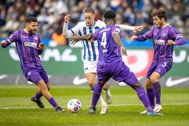 Berlin, 16 12 23, Soccer, 2 Bundesliga, Matchday 17, Hertha BSC VfL Osnabrueck, Olympiastadion Berlins Derry Scherhant fights against Maxwell Gyamfi of VfL Osnabrueck for the ball DFL regulations and DFB regulations prohibit any use of photographs as image sequences and or quasi video, Foto Andreas Gora Hertha BSC VfL Osnabrueck
