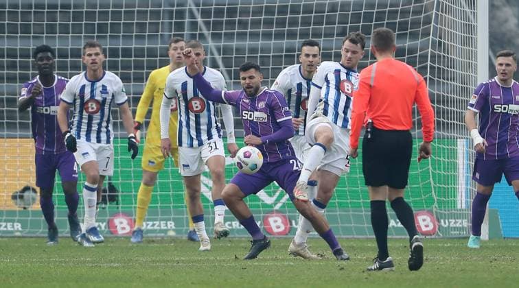 Dave Gnaase, Pascal Klemens Zweikampf Spielzene Action Sport Fußball Fußball DFL 2 Bundesliga Herren 17 Spieltag Saison 2023 2024 16 12 2023 Hertha BSC Berlin vs VfL Osnabrück DFL regulations prohibit any use of photographs as image sequences and or quasi video