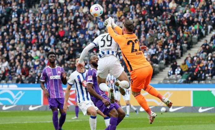 Derry Scherhant, goalkeeper Philipp Kühn duel Match scene Action Sport Football Soccer DFL 2 Bundesliga Men 17 Matchday Season 2023 2024 16 12 2023 Hertha BSC Berlin vs VfL Osnabrück DFL regulations prohibit any use of photographs as image sequences and or quasi video