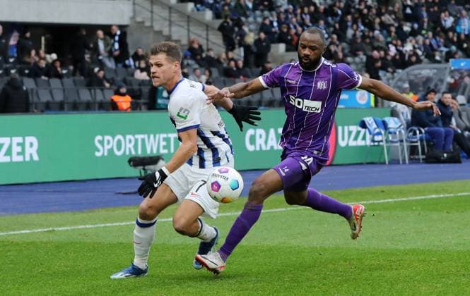 Florian Niederlechner, Oumar Diakhite duel Match scene Action Sport Football Soccer DFL 2 Bundesliga Men 17 Matchday Season 2023 2024 16 12 2023 Hertha BSC Berlin vs VfL Osnabrück DFL regulations prohibit any use of photographs as image sequences and or quasi video