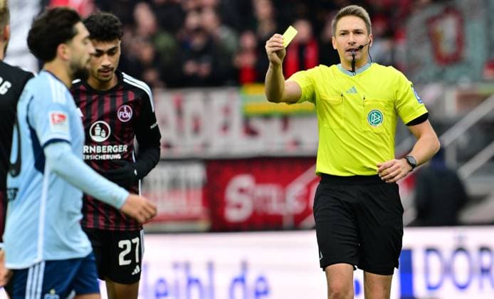 16 12 2023 Soccer Season 2023 2024 2 Soccer Bundesliga 17 Matchday 1 FC Nürnberg FCN Club Hamburger SV HSV Sportfoto Zink xwoxzix DFL regulations prohibit any use of photographs as image sequences and or quasi video only for editorial use Tobias Reichel Referee shows Nathaniel Brown 27, 1 FC Nürnberg FCN yellow card yellow