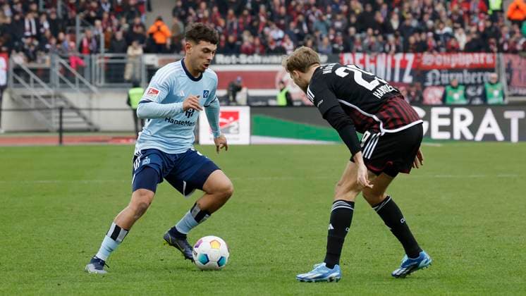 Image William Mikelbrencis Hamburger SV, 2 and Tim Handwerker 1 FC Nuernberg, 29 l r 16 12 2023, Football, 2 Bundesliga, 1 FC Nürnberg Hamburger SV, GER, Nuernberg, Max Morlock Stadion, DFL REGULATIONS PROHIBIT ANY USE OF PHOTOGRAPHS AS IMAGE SEQUENCES AND OR QUASI VIDEO Copyright: HMBxMedia xHeikoxBecker