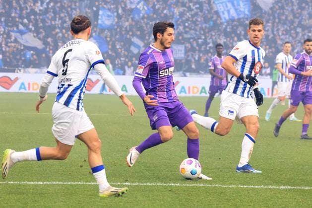DEU, DFL, 2 FBL, Hertha BSC vs VFL Osnabrueck, 16 12 2023, Berliner Olympiastadion, Berlin, DEU, DFL, 2 FBL, Hertha BSC vs VFL Osnabrueck, in the picture Michat Karbownik Hertha BSC Berlin 6 , Florian Niederlechner Hertha BSC Berlin 7 , Robert Ivanov VFL Osnabrueck 5 DFL regulations prohibit any use of Photographs as image sequences and or quasi video Foto Juergen Engler nordphoto GmbH nordphotoxGmbHx xEngler nph00076