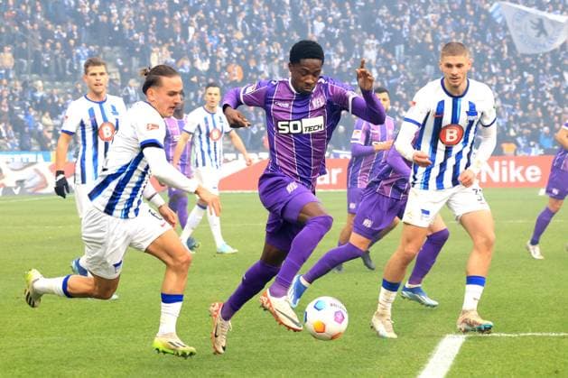 DEU, DFL, 2 FBL, Hertha BSC vs VFL Osnabrueck, 16 12 2023, Berliner Olympiastadion, Berlin, DEU, DFL, 2 FBL, Hertha BSC vs VFL Osnabrueck, pictured Michat Karbownik Hertha BSC Berlin 6 , Marton Dardai Hertha BSC Berlin 31 , Youssef Amyn VFL Osnabrueck 17 DFL regulations prohibit any use of Photographs as image sequences and or quasi video Foto Juergen Engler nordphoto GmbH nordphotoxGmbHx xEngler nph00076