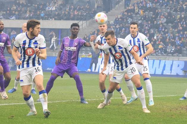 DEU, DFL, 2 FBL, Hertha BSC vs VFL Osnabrueck, 16 12 2023, Berliner Olympiastadion, Berlin, DEU, DFL, 2 FBL, Hertha BSC vs VFL Osnabrueck, in the picture Marc Oliver Kempf Hertha BSC Berlin 20 , Haris Tabakovic Hertha BSC Berlin 25 , Jonjoe Kenny Hertha BSC Berlin 16 , Jannis Nikolaou VFL Osnabrueck 4 DFL regulations prohibit any use of Photographs as image sequences and or quasi video Foto Juergen Engler nordphoto GmbH nordphotoxGmbHx xEngler nph00076