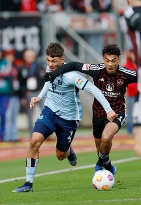 Image William Mikelbrencis Hamburger SV, 2 and Nathaniel Brown 1 FC Nuernberg, 27 l r 16 12 2023, Football, 2 Bundesliga, 1 FC Nürnberg Hamburger SV, GER, Nuernberg, Max Morlock Stadion, DFL REGULATIONS PROHIBIT ANY USE OF PHOTOGRAPHS AS IMAGE SEQUENCES AND OR QUASI VIDEO Copyright: HMBxMedia xHeikoxBecker
