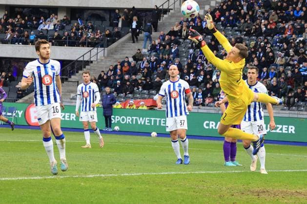 DEU, DFL, 2 FBL, Hertha BSC vs VFL Osnabrueck, 16 12 2023, Berliner Olympiastadion, Berlin, DEU, DFL, 2 FBL, Hertha BSC vs VFL Osnabrueck, im Bild Tjark Ernst Hertha BSC Berlin 12 , Hertha Spielerkreis DFL regulations prohibit any use of Photographs as image sequences and or quasi video Foto Juergen Engler nordphoto GmbH nordphotoxGmbHx xEngler nph00076