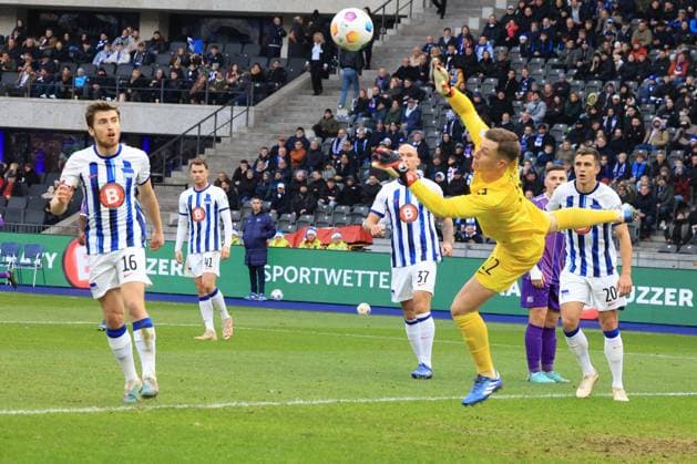 DEU, DFL, 2 FBL, Hertha BSC vs VFL Osnabrueck, 16 12 2023, Berliner Olympiastadion, Berlin, DEU, DFL, 2 FBL, Hertha BSC vs VFL Osnabrueck, im Bild Tjark Ernst Hertha BSC Berlin 12 , Hertha Spielerkreis DFL regulations prohibit any use of Photographs as image sequences and or quasi video Foto Juergen Engler nordphoto GmbH nordphotoxGmbHx xEngler nph00076
