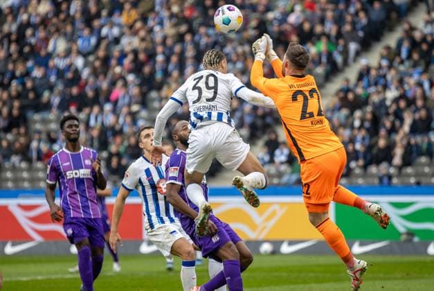 Berlin, 16 12 23, Soccer, 2 Bundesliga, Matchday 17, Hertha BSC VfL Osnabrueck, Olympiastadion Goalkeeper Philipp Kuehn of VfL Osnabrueck fights for the ball against Berlins Derry Scherhant DFL regulations and DFB regulations prohibit any use of photographs as image sequences and or quasi video, Foto Andreas Gora Hertha BSC VfL Osnabrueck