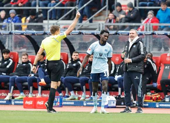 16 12 2023 Soccer season 2023 2024 2 Soccer Bundesliga 17 Matchday 1 FC Nürnberg FCN Club Hamburger SV HSV Sportfoto Zink DaMa xdaxmax DFL regulations prohibit any use of photographs as image sequences and or quasi video only for editorial use Tobias Reichel Referee shows Bakery Jatta 18, Hamburger SV HSV the yellow card Yellow