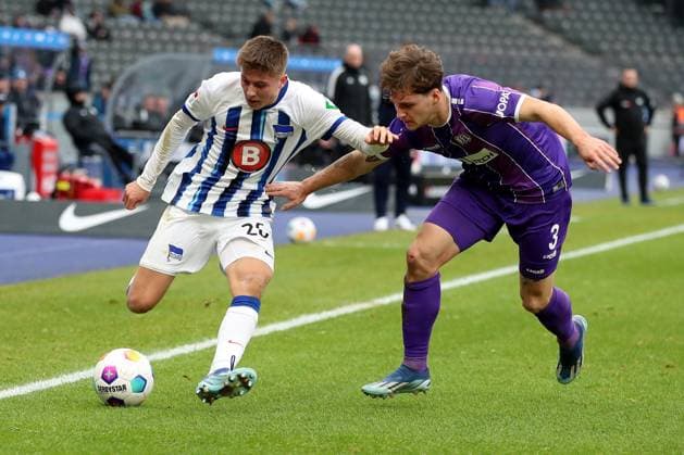 16 12 2023, xtgx, Fußball 2 Bundesliga, Hertha BSC Berlin VfL Osnabrück emspor, v l Gustav Christensen Hertha BSC Berlin Florian Kleinhansl VfL Osnabrueck Osnabrück Zweikampf, Aktion, action, battle for the ball DFL DFB REGULATIONS PROHIBIT ANY USE OF PHOTOGRAPHS as IMAGE SEQUENCES and or QUASI VIDEO Berlin