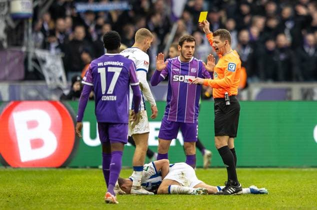 Berlin, 16 12 23, Soccer, 2 Bundesliga, Matchday 17, Hertha BSC VfL Osnabrueck, Olympiastadion Yellow card for Bashkim Ajdini of VfL Osnabrueck DFL regulations and DFB regulations prohibit any use of photographs as image sequences and or quasi video, Foto Andreas Gora Hertha BSC VfL Osnabrueck