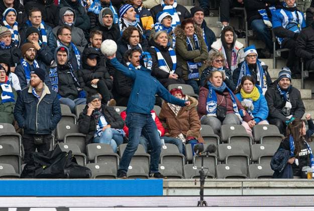 Soccer, Men, Season 2023 2024, 2 Bundesliga 17 Matchday , Hertha BSC VfL Osnabrück, Hertha fans throw footballs onto the pitch to interrupt the match, 16 12 2023, Copyright: xSebastianxRäppold MatthiasxKochx