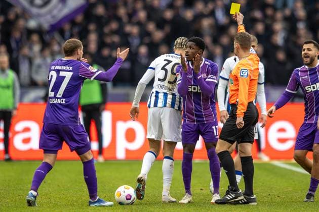 Berlin, 16 12 23, Soccer, 2 Bundesliga, Matchday 17, Hertha BSC VfL Osnabrueck, Olympiastadion Yellow card for Christian Conteh of VfL Osnabrueck DFL regulations and DFB regulations prohibit any use of photographs as image sequences and or quasi video, Foto Andreas Gora Hertha BSC VfL Osnabrueck