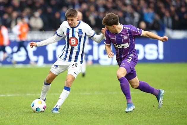 16 12 2023, xtgx, Fußball 2 Bundesliga, Hertha BSC Berlin VfL Osnabrück emspor, v l Gustav Christensen Hertha BSC Berlin Florian Kleinhansl VfL Osnabrueck Osnabrück Zweikampf, Aktion, action, battle for the ball DFL DFB REGULATIONS PROHIBIT ANY USE OF PHOTOGRAPHS as IMAGE SEQUENCES and or QUASI VIDEO Berlin
