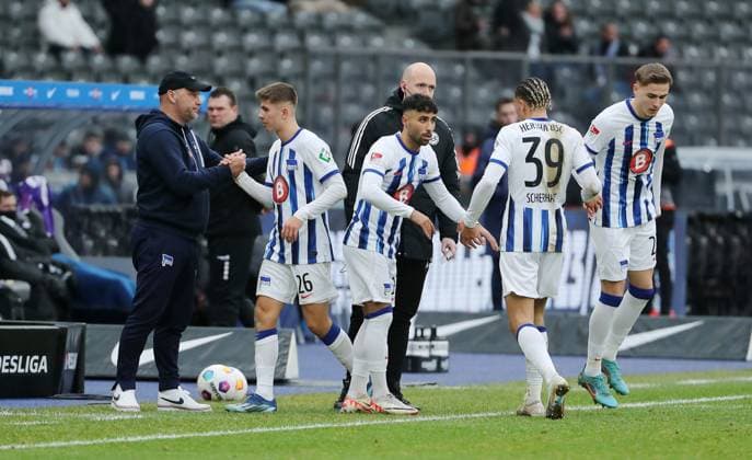 Coach Pal Dardai, substitutes Gustav Christensen, Derry Scherhant, substitutes Nader El Jindaoui, Marten Winkler Sport Football Soccer DFL 2 Bundesliga Men 17 Matchday Season 2023 2024 16 12 2023 Hertha BSC Berlin vs VfL Osnabrück DFL regulations prohibit any use of photographs as image sequences and or quasi video