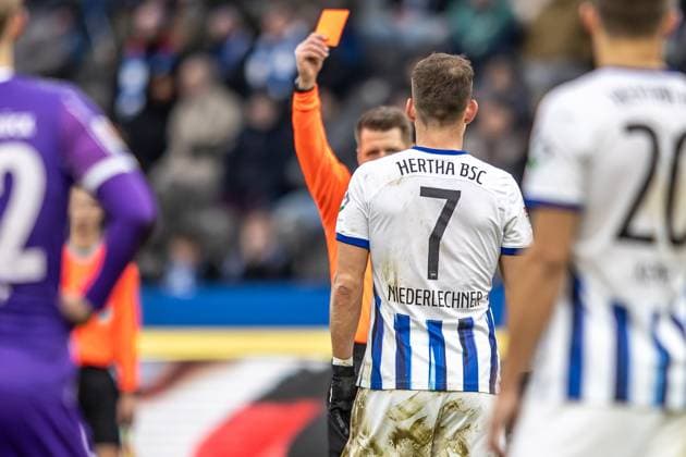 Berlin, 16 12 23, Soccer, 2 Bundesliga, Matchday 17, Hertha BSC VfL Osnabrueck, Olympiastadion Red card for Berlins Florian Niederlechner DFL regulations and DFB regulations prohibit any use of photographs as image sequences and or quasi video, Foto Andreas Gora Hertha BSC VfL Osnabrueck