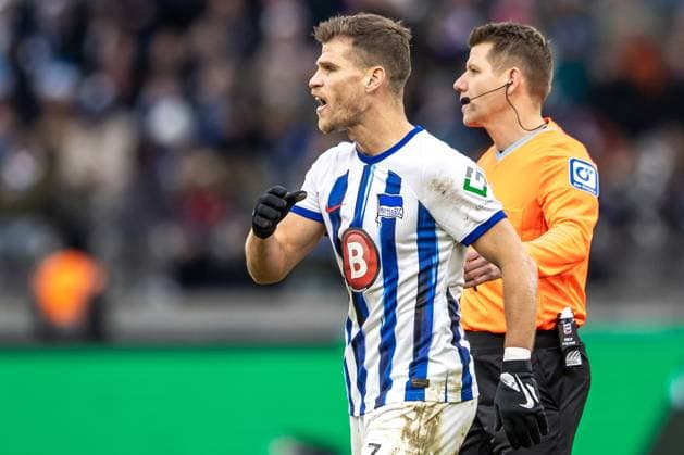 Berlin, 16 12 23, Soccer, 2 Bundesliga, Matchday 17, Hertha BSC VfL Osnabrueck, Olympiastadion Red card for Berlins Florian Niederlechner DFL regulations and DFB regulations prohibit any use of photographs as image sequences and or quasi video, Foto Andreas Gora Hertha BSC VfL Osnabrueck