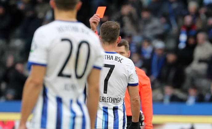 Referee Patrick Ittrich red card for Florian Niederlechner after VAR video assist Referee Sport Football Soccer DFL 2 Bundesliga Men 17 Matchday Season 2023 2024 16 12 2023 Hertha BSC Berlin vs VfL Osnabrück DFL regulations prohibit any use of photographs as image sequences and or quasi video