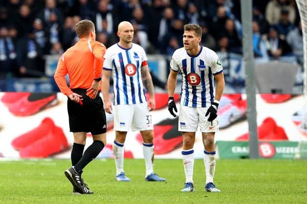 16 12 2023, xtgx, Soccer 2 Bundesliga, Hertha BSC Berlin VfL Osnabrück emspor, v l Referee Referee Patrick Ittrich Hamburg shows Florian Niederlechner Hertha BSC Berlin the red card DFL DFB REGULATIONS PROHIBIT ANY USE OF PHOTOGRAPHS as IMAGE SEQUENCES and or QUASI VIDEO Berlin