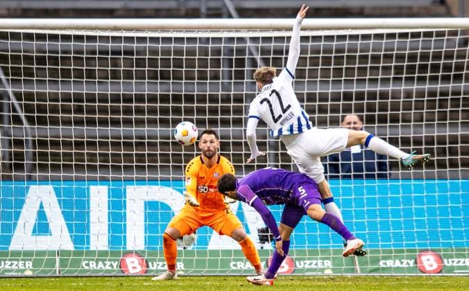 Berlin, 16 12 23, Soccer, 2 Bundesliga, Matchday 17, Hertha BSC VfL Osnabrueck, Olympiastadion Berlins Marten Winkler fights against Bashkim Ajdini of VfL Osnabrueck for the ball DFL regulations and DFB regulations prohibit any use of photographs as image sequences and or quasi video, Foto Andreas Gora Hertha BSC VfL Osnabrueck