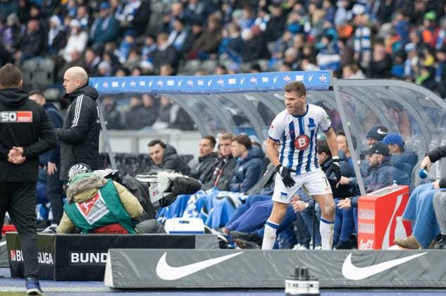 Soccer, Men, Season 2023 2024, 2 Bundesliga 17 Matchday , Hertha BSC VfL Osnabrück, Florian Niederlechner Hertha BSC grumbles after his red card with the 4 official Fynn Kohn, 16 12 2023, Copyright: xSebastianxRäppold MatthiasxKochx
