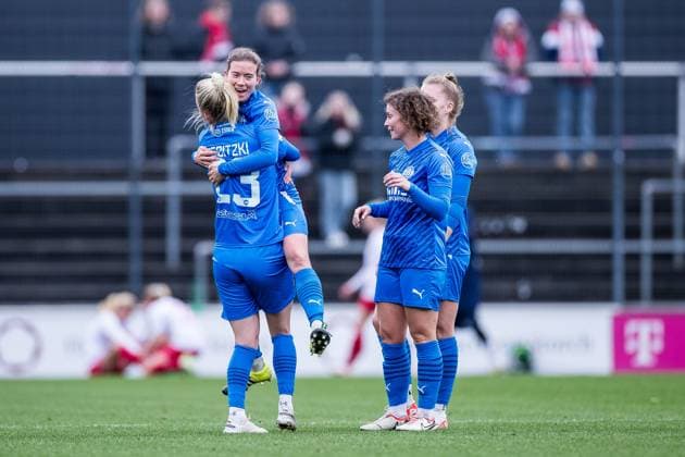 GOOGLE PIXEL Frauen Bundesliga 1 FC Köln SGS Essen 16 12 2023 Happy faces of the SGS Essen players after the victory in Cologne Lena Ostermeier SGS Essen, 18 GOOGLE PIXEL Frauen Bundesliga, 1 FC Köln SGS Essen, Koeln, Franz Kremer Stadion am 16 12 2023 DFB REGULATIONS PROHIBIT ANY USE OF PHOTOGRAPHS AS IMAGE SEQUENCES AND OR QUASI VIDEO Copyright: xBEAUTIFULxSPORTS Wunderlx