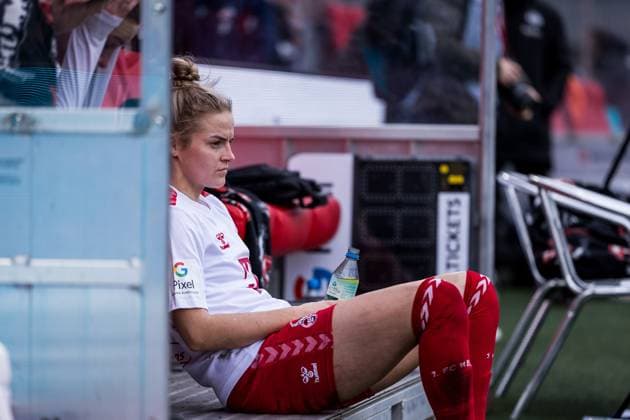GOOGLE PIXEL Frauen Bundesliga 1 FC Köln SGS Essen 16 12 2023 Lena Uebach 1 FC Köln, 27 dejected on the bench after the final whistle GOOGLE PIXEL Frauen Bundesliga, 1 FC Köln SGS Essen, Koeln, Franz Kremer Stadion am 16 12 2023 DFB REGULATIONS PROHIBIT ANY USE OF PHOTOGRAPHS AS IMAGE SEQUENCES AND OR QUASI VIDEO Copyright: xBEAUTIFULxSPORTS Wunderlx