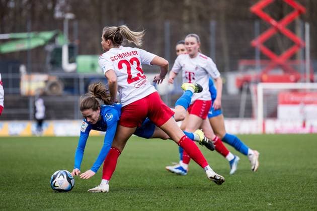 GOOGLE PIXEL Womens Bundesliga 1 FC Köln SGS Essen 16 12 2023 duel Lena Ostermeier SGS Essen, 18 , Marleen Schimmer 1 FC Köln, 23 GOOGLE PIXEL Womens Bundesliga, 1 FC Köln SGS Essen, Koeln, Franz Kremer Stadion am 16 12 2023 DFB REGULATIONS PROHIBIT ANY USE OF PHOTOGRAPHS AS IMAGE SEQUENCES AND OR QUASI VIDEO Copyright: xBEAUTIFULxSPORTS Wunderlx