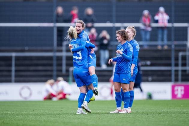 GOOGLE PIXEL Frauen Bundesliga 1 FC Köln SGS Essen 16 12 2023 Happy faces of the SGS Essen players after the victory in Cologne Lena Ostermeier SGS Essen, 18 GOOGLE PIXEL Frauen Bundesliga, 1 FC Köln SGS Essen, Koeln, Franz Kremer Stadion am 16 12 2023 DFB REGULATIONS PROHIBIT ANY USE OF PHOTOGRAPHS AS IMAGE SEQUENCES AND OR QUASI VIDEO Copyright: xBEAUTIFULxSPORTS Wunderlx