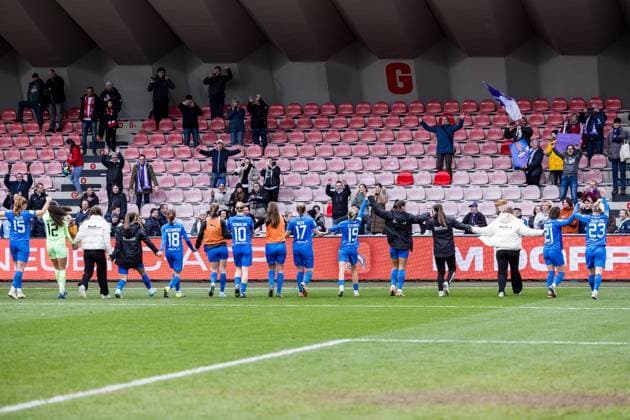 GOOGLE PIXEL Frauen Bundesliga 1 FC Köln SGS Essen 16 12 2023 The players of SGS Essen celebrate the victory with the fans GOOGLE PIXEL Frauen Bundesliga, 1 FC Köln SGS Essen, Koeln, Franz Kremer Stadion am 16 12 2023 DFB REGULATIONS PROHIBIT ANY USE OF PHOTOGRAPHS AS IMAGE SEQUENCES AND OR QUASI VIDEO Copyright: xBEAUTIFULxSPORTS Wunderlx