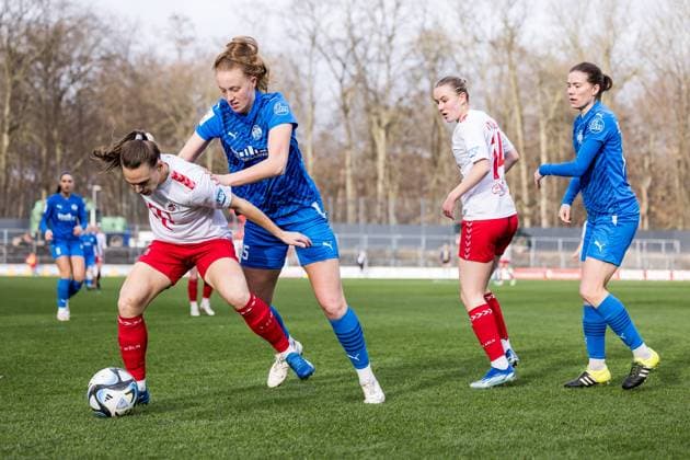 GOOGLE PIXEL Frauen Bundesliga 1 FC Köln SGS Essen 16 12 2023 duel Dora Zeller 1 FC Köln, 19 , Laura Pucks SGS Essen, 15 GOOGLE PIXEL Frauen Bundesliga, 1 FC Köln SGS Essen, Koeln, Franz Kremer Stadion am 16 12 2023 DFB REGULATIONS PROHIBIT ANY USE OF PHOTOGRAPHS AS IMAGE SEQUENCES AND OR QUASI VIDEO Copyright: xBEAUTIFULxSPORTS Wunderlx