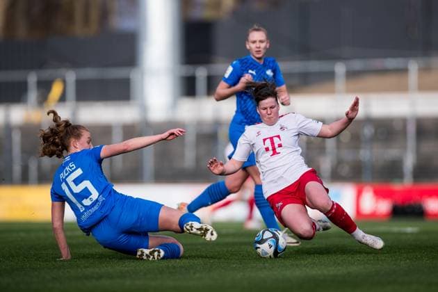 GOOGLE PIXEL Frauen Bundesliga 1 FC Köln SGS Essen 16 12 2023 duel Laura Pucks SGS Essen, 15 , Adriana Achcinska 1 FC Köln, 9 GOOGLE PIXEL Frauen Bundesliga, 1 FC Köln SGS Essen, Koeln, Franz Kremer Stadion am 16 12 2023 DFB REGULATIONS PROHIBIT ANY USE OF PHOTOGRAPHS AS IMAGE SEQUENCES AND OR QUASI VIDEO Copyright: xBEAUTIFULxSPORTS Wunderlx
