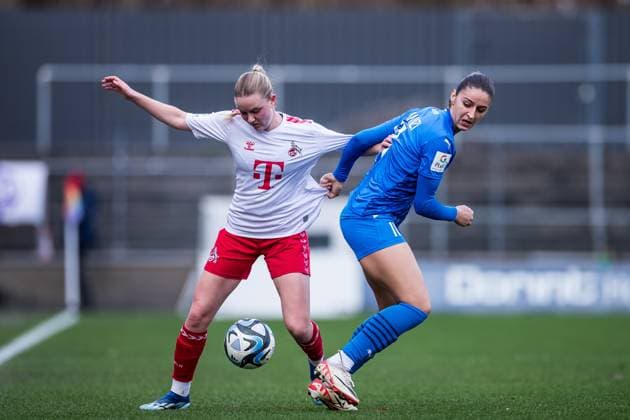 GOOGLE PIXEL Womens Bundesliga 1 FC Köln SGS Essen 16 12 2023 duel Carlotta Imping 1 FC Köln, 14 , Laureta Elmazi SGS Essen, 11 GOOGLE PIXEL Womens Bundesliga, 1 FC Köln SGS Essen, Koeln, Franz Kremer Stadion am 16 12 2023 DFB REGULATIONS PROHIBIT ANY USE OF PHOTOGRAPHS AS IMAGE SEQUENCES AND OR QUASI VIDEO Copyright: xBEAUTIFULxSPORTS Wunderlx