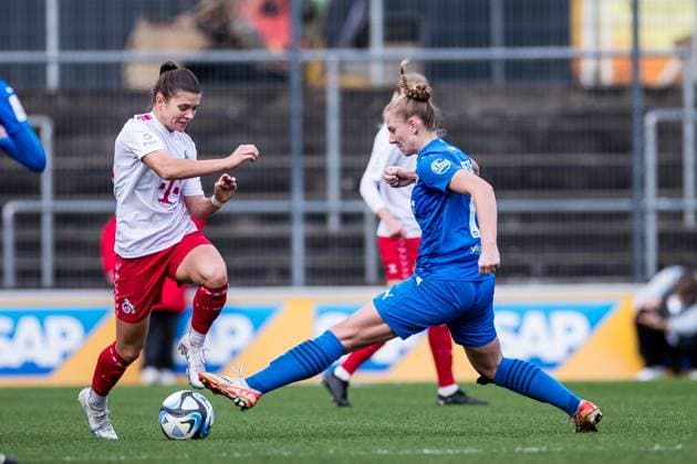 GOOGLE PIXEL Frauen Bundesliga 1 FC Köln SGS Essen 16 12 2023 duel Martyna Wiankowska 1 FC Köln, 26 , Annalena Rieke SGS Essen, 17 GOOGLE PIXEL Frauen Bundesliga, 1 FC Köln SGS Essen, Koeln, Franz Kremer Stadion am 16 12 2023 DFB REGULATIONS PROHIBIT ANY USE OF PHOTOGRAPHS AS IMAGE SEQUENCES AND OR QUASI VIDEO Copyright: xBEAUTIFULxSPORTS Wunderlx