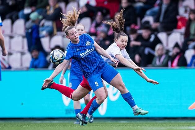 GOOGLE PIXEL Frauen Bundesliga 1 FC Köln SGS Essen 16 12 2023 duel Ramona Maier SGS Essen, 09 , Lotta Cordes 1 FC Köln, 6 GOOGLE PIXEL Frauen Bundesliga, 1 FC Köln SGS Essen, Koeln, Franz Kremer Stadion am 16 12 2023 DFB REGULATIONS PROHIBIT ANY USE OF PHOTOGRAPHS AS IMAGE SEQUENCES AND OR QUASI VIDEO Copyright: xBEAUTIFULxSPORTS Wunderlx