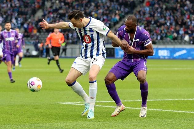 16 12 2023, xtgx, Fußball 2 Bundesliga, Hertha BSC Berlin VfL Osnabrück emspor, v l Haris Tabakovic Hertha BSC Berlin Oumar Diakhite VfL Osnabrueck Osnabrück Zweikampf, Aktion, action, battle for the ball DFL DFB REGULATIONS PROHIBIT ANY USE OF PHOTOGRAPHS as IMAGE SEQUENCES and or QUASI VIDEO Berlin
