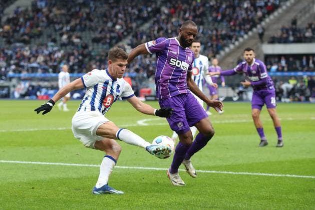 16 12 2023, xtgx, Fußball 2 Bundesliga, Hertha BSC Berlin VfL Osnabrück emspor, v l Haris Tabakovic Hertha BSC Berlin Oumar Diakhite VfL Osnabrueck Osnabrück Zweikampf, Aktion, action, battle for the ball DFL DFB REGULATIONS PROHIBIT ANY USE OF PHOTOGRAPHS as IMAGE SEQUENCES and or QUASI VIDEO Berlin