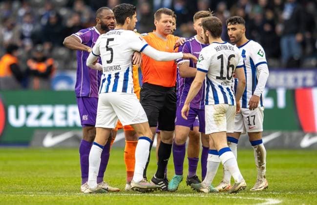 Berlin, 16 12 23, Soccer, 2 Bundesliga, Matchday 17, Hertha BSC VfL Osnabrueck, Olympiastadion Yellow card for Berlins Jonjoe Kenny DFL regulations and DFB regulations prohibit any use of photographs as image sequences and or quasi video, Foto Andreas Gora Hertha BSC VfL Osnabrueck