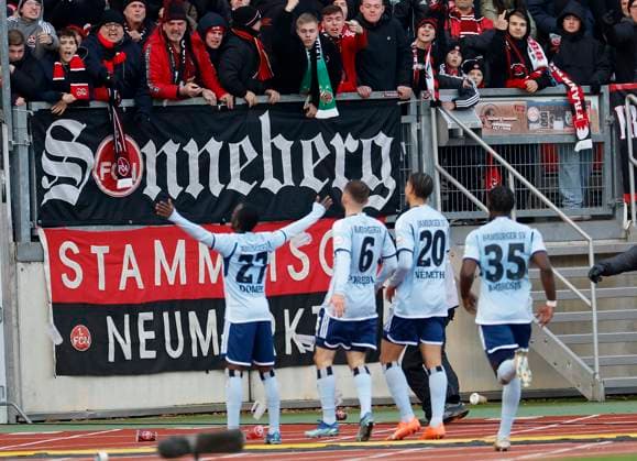Picture Goalscorer Jean Luc Dompe Hamburger SV, 27 cheers after his goal to 2 0, towards FCN fans l r 16 12 2023, Soccer, 2 Bundesliga, 1 FC Nürnberg Hamburger SV, GER, Nuernberg, Max Morlock Stadion, DFL REGULATIONS PROHIBIT ANY USE OF PHOTOGRAPHS AS IMAGE SEQUENCES AND OR QUASI VIDEO Copyright: HMBxMedia xHeikoxBecker