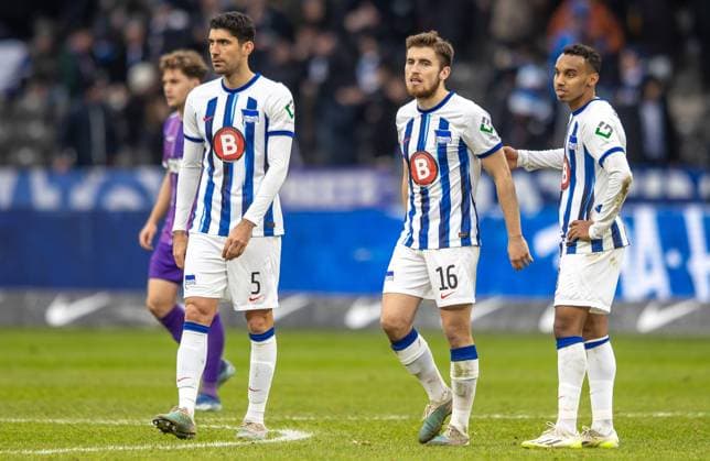 Berlin, 16 12 23, Soccer, 2 Bundesliga, Matchday 17, Hertha BSC VfL Osnabrueck, Olympiastadion Die Mannschaft ist vom Ergebnis enttaeuscht DFL regulations and DFB regulations prohibit any use of photographs as image sequences and or quasi video, Foto Andreas Gora Hertha BSC VfL Osnabrueck