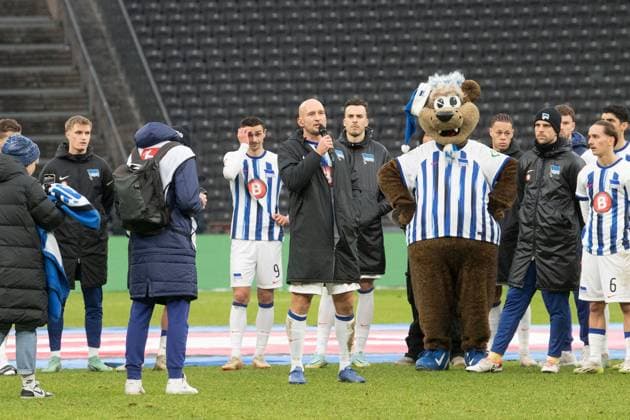 Soccer, Men, Season 2023 2024, 2 Bundesliga 17 Matchday , Hertha BSC VfL Osnabrück, Toni Leistner Hertha BSC thanks the fans for their support after the final whistle, 16 12 2023, Copyright: xSebastianxRäppold MatthiasxKochx