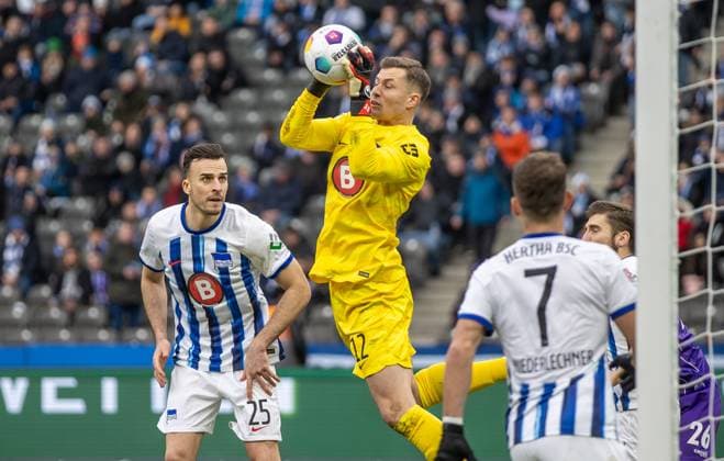 Berlin, 16 12 23, Soccer, 2 Bundesliga, Matchday 17, Hertha BSC VfL Osnabrueck, Olympiastadion Berlins goalkeeper Tjark Ernst can fend off the attack DFL regulations and DFB regulations prohibit any use of photographs as image sequences and or quasi video, Foto Andreas Gora Hertha BSC VfL Osnabrueck