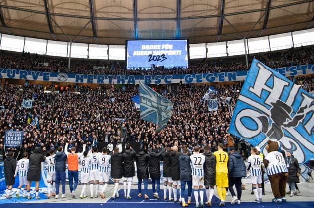 Soccer, Men, Season 2023 2024, 2 Bundesliga 17 Matchday , Hertha BSC VfL Osnabrück, Hertha players and fans after the final whistle, 16 12 2023, Copyright: xSebastianxRäppold MatthiasxKochx
