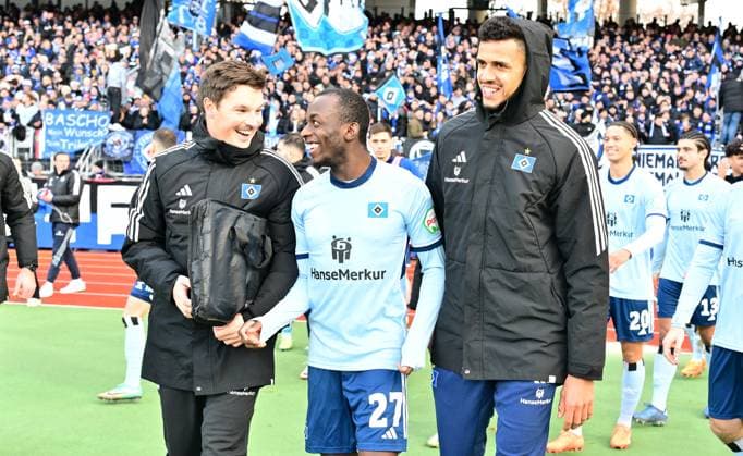 16 12 2023 Soccer season 2023 2024 2 Soccer Bundesliga 17 Matchday 1 FC Nürnberg FCN Club Hamburger SV HSV Sportfoto Zink xwoxzix DFL regulations prohibit any use of photographs as image sequences and or quasi video only for editorial use The two goal scorers Jean Luc Dompe 27, Hamburger SV HSV Robert Glatzel 9, Hamburger SV HSV after the end of the game Joyful celebration
