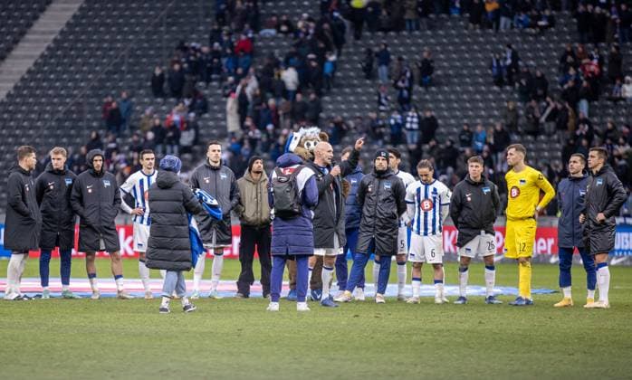 Berlin, 16 12 23, Soccer, 2 Bundesliga, Matchday 17, Hertha BSC VfL Osnabrueck, Olympiastadion Berlin Toni Leistner speaks to the fans in the Ostkurve DFL regulations and DFB regulations prohibit any use of photographs as image sequences and or quasi video, Foto Andreas Gora Hertha BSC VfL Osnabrueck