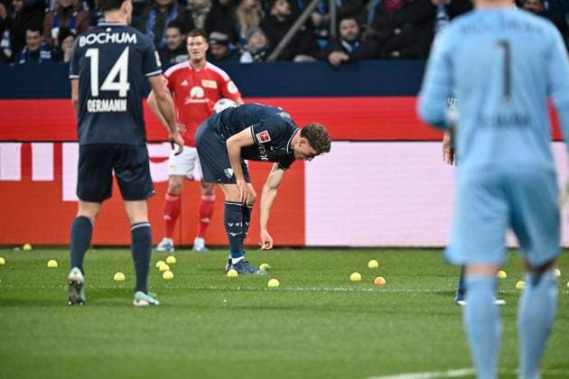 Bilder des Jahres 2023, Sport 12 Dezember Sport Themen der Woche KW50 Protest der Berliner Fans gegen DFB-Entscheidung, Sie werfen Tennisbaelle auf das Spielfeld 16.12.2023 Fussball, 1. Bundesliga, VfL Bochum vs Union Berlin, Vonovia Ruhrstadion, Bochum, DFB DFL REGULATIONS PROHIBIT ANY USE OF PHOTOGRAPHS AS IMAGE SEQUENCES AND OR QUASI-VIDEO NRW Germany *** Protest of Berlin fans against DFB decision, They throw tennis balls on the pitch 16 12 2023 Football, 1 Bundesliga, VfL Bochum vs Union Berlin, Vonovia Ruhrstadion, Bochum, DFB DFL REGULATIONS PROHIBIT ANY USE OF PHOTOGRAPHS AS IMAGE SEQUENCES AND OR QUASI VIDEO NRW Germany Copyright: xpepphotox xHorstxMauelshagenx pep00321, pep_20231216_hm