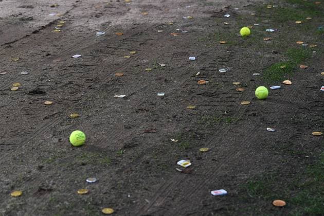 Sport Themen der Woche KW50 Sport Bilder des Tages Fußball 1. Bundesliga 15. Spieltag VfL Bochum - 1. FC Union Berlin am 16.12.2023 im Vonovia Ruhrstadion in Bochum Tennisbälle und Goldmünzen liegen auf dem Spielfeld DFL regulations prohibit any use of photographs as image sequences and or quasi-video. *** Soccer 1 Bundesliga 15 Matchday VfL Bochum 1 FC Union Berlin on 16 12 2023 at Vonovia Ruhrstadion in Bochum Tennis balls and gold coins lie on the pitch DFL regulations prohibit any use of photographs as image sequences and or quasi video xRx